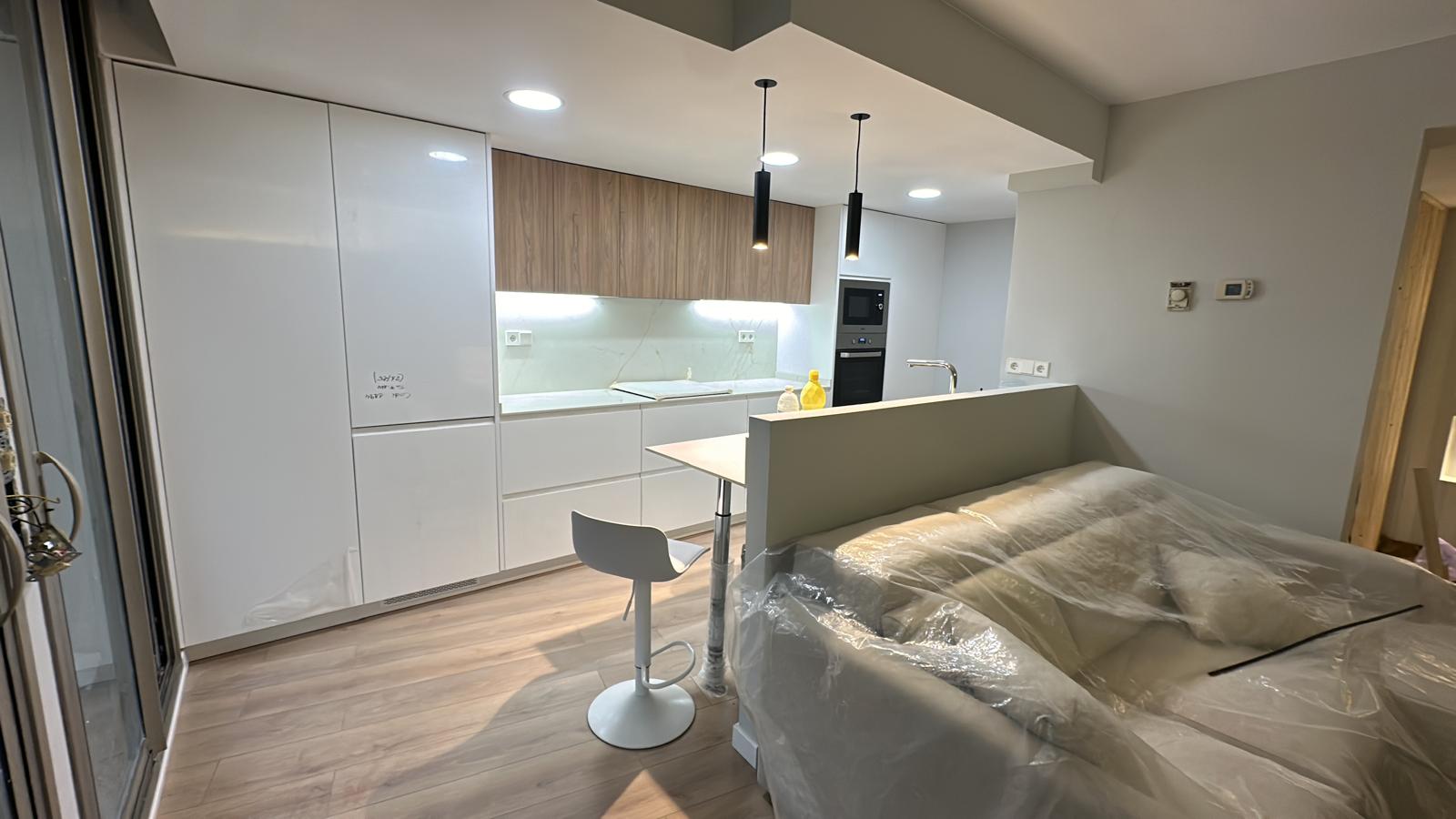 Cocina abierta y zona de estar reformadas