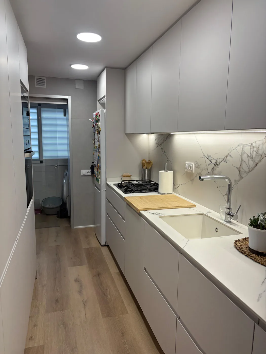 Cocina blanca con encimera veteada