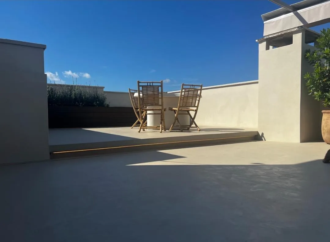 Superficie continua de microcemento en una terraza